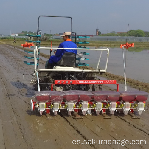 Operación de la máquina de siembra directa del agujero de arroz